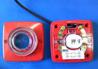 ボタンの中の①と②に信号ケーブルを使って無線送信機と接続